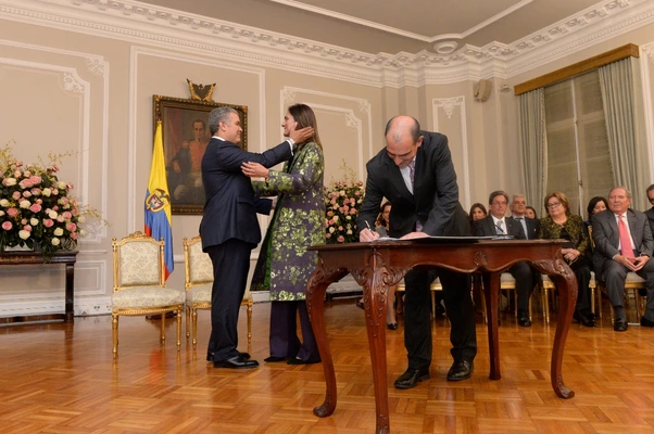 La Ministra de Transporte Ángela María Orozco tomó posesión frente al Presidente Duque