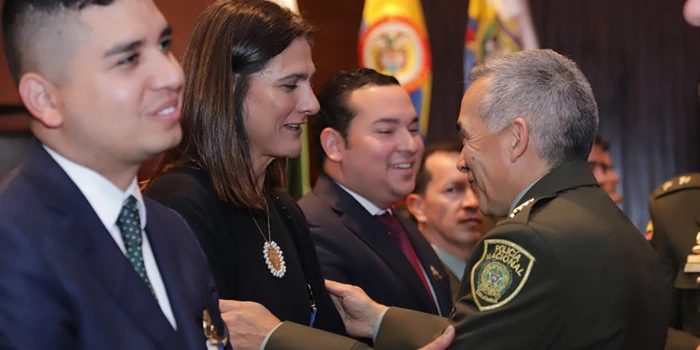 Policía Nacional exalta labor de la Ministra, Ángela María Orozco, con la medalla “Cabo Segundo Luis Eduardo Pinto Fuentes”
