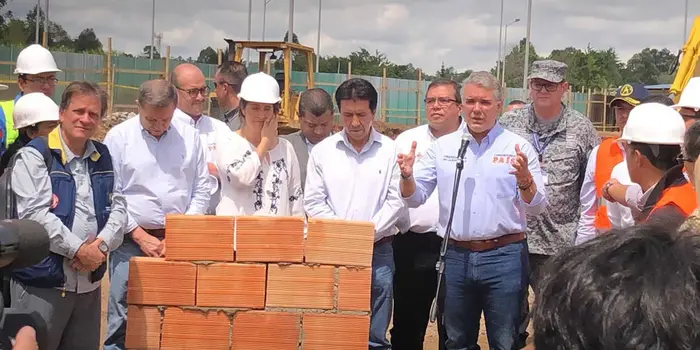 Presidente Iván Duque coloca la primera piedra en las obras para modernizar aeropuerto de Popayán