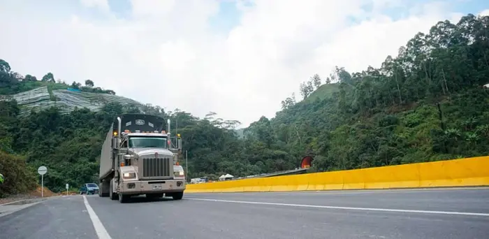Tarifas diferenciales en peajes de las vías alternas a los llanos se están aplicando a todos los transportadores afectados por la conectividad entre Bogotá y Villavicencio: Mintransporte