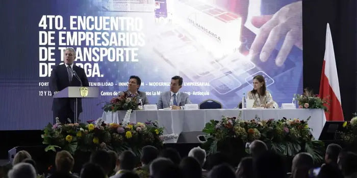 Presidente Duque anuncia que se reabrirá la vía Bogotá-Villavicencio en los próximos diez días