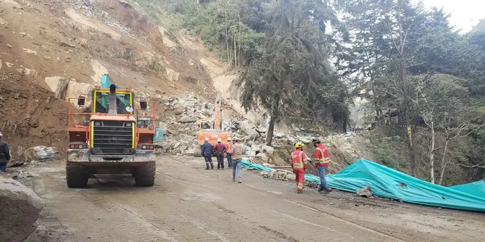Caída de rocas a la altura del km 39 en corredor Calarcá - Cajamarca obliga a cierre temporal de la vía