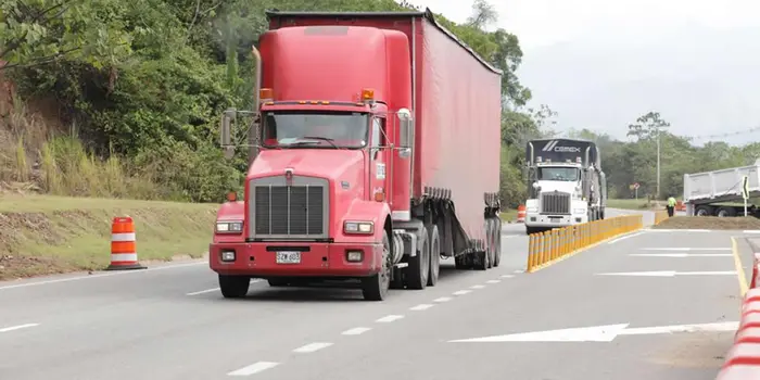 A través del Centro de Logística y Transporte y con la Mesa de Abastecimiento se han      movilizado más de 17.000 vehículos de carga a lo largo del país