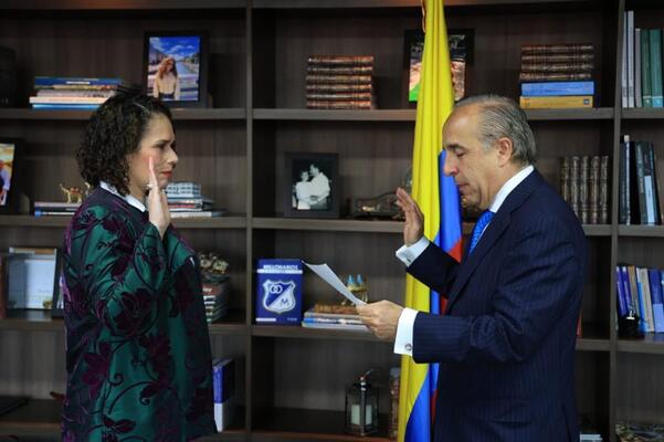 El ministro de Transporte, Guillermo Francisco Reyes González posesionó a María Constanza García Alicastro como viceministra de Infraestructura