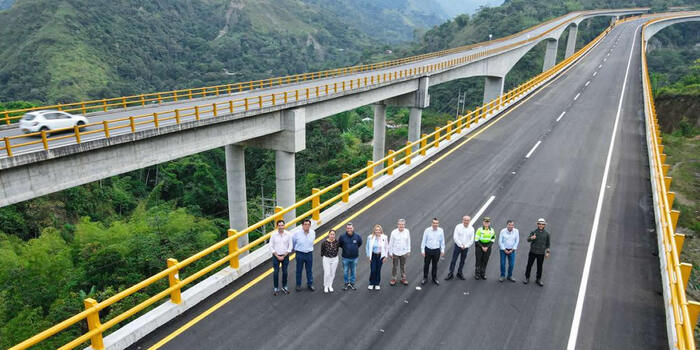 El ministro de Transporte, Guillermo Francisco Reyes González, visitó Quindío y Tolima para revisar la infraestructura de transporte de la región y escuchar las inquietudes de las comunidades