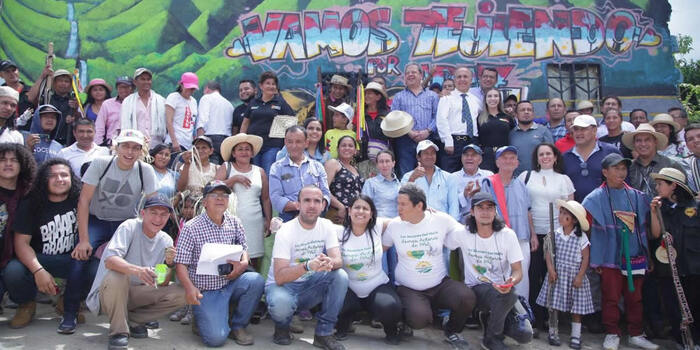 Con intervención de vía, presidente Gustavo Petro cumple promesa a la comunidad de San Luis, Huila, e inicia el programa Caminos Comunitarios de la Paz Total