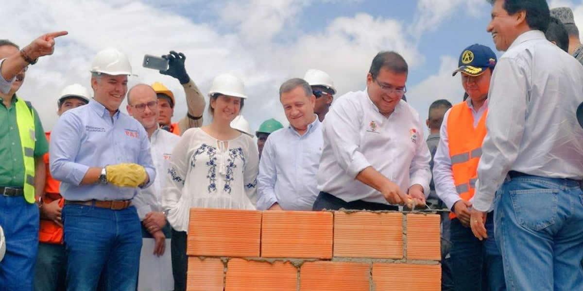 Presidente Iván Duque coloca la primera piedra en las obras para modernizar aeropuerto de Popayán